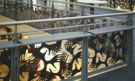 theatre railings (‘clapping balcony’)